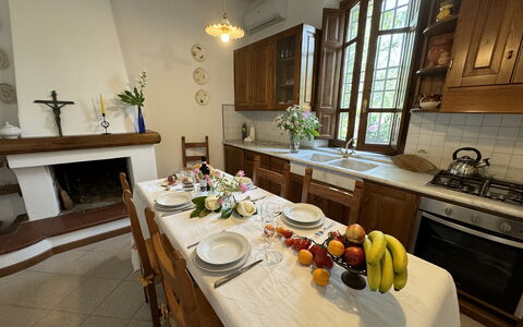 Casa Romana: Meubilair, Interieur Ontwerp, Hout, Flooring, Tafel, Countertop, Keuken En Eettafel, Tableware, Keuken, Kamer