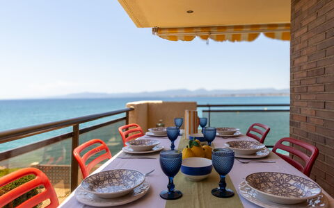 Cala D'Or: Meubilair, Hout, Tafel, Stoel, Verdieping, Zee, Keuken En Eettafel, Beits, Schaduw, Oceaan