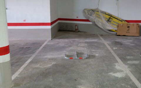 Cala D'Or: Asfalt, Weg Oppervlak, Flooring, Parking, Verdieping, Samengesteld Materiaal, Gas, Automotive Buiten, Gebouw