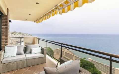 Cala D'Or: Eigendom, Meubilair, Water, Lucht, Gebouw, Bankstel, Schaduw, Architectuur, Interieur Ontwerp, Buitenmeubels