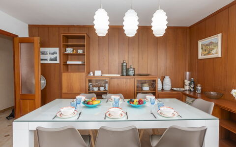 Cala D'Or: Tafel, Meubilair, Eigendom, Wit, Stoel, Interieur Ontwerp, Cabinetry, Verlichting, Hout, Keuken En Eettafel