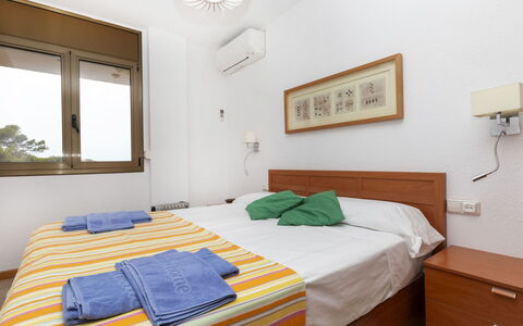 Cala D'Or: Gebouw, Meubilair, Eigendom, Comfort, Azure, Hout, Textiel, Venster, Bed, Verlichting