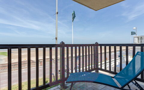 Les Terrasses du Casino: Lucht, Eigendom, Wolk, Water, Azure, Schaduw, Veranda, Hout, Zwemwater, Hek
