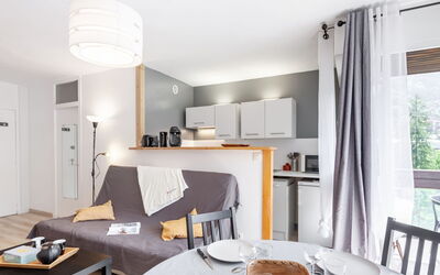 Castel des Roches A36 415.5: Tafel, Meubilair, Eigendom, Verlichting, Hout, Stoel, Woonkamer, Interieur Ontwerp, Verdieping