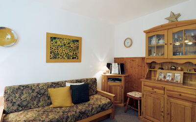 Castel des Roches C4 415.6: Meubilair, Fotolijst, Bankstel, Azure, Hout, Verdieping, Cabinetry, Woonkamer, Flooring, Lade