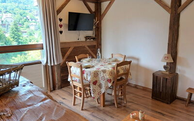 Castel des Roches 415.2: Tafel, Meubilair, Hout, Interieur Ontwerp, Verdieping, Beits, Woonkamer, Flooring, Hardwood, Stoel