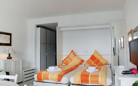 Vista Lago: Meubilair, Kamer, Oranje, Slaapkamer, Wit, Bed, Eigendom, Interieur Ontwerp, Muur, Geel