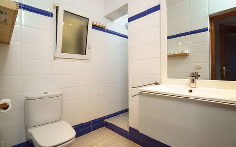 Bellevue: Eigendom, Badkamer, Gebouw, Purper, Loodgieterswerkinrichting, Interieur Ontwerp, Verdieping, Spiegel, Muur