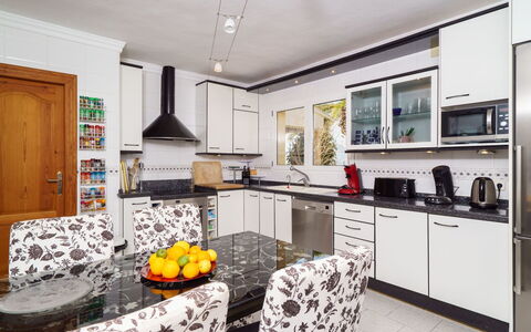 Bellevue: Cabinetry, Countertop, Meubilair, Eigendom, Fornuis, Keuken, Interieur Ontwerp, Lade, Huishoudapparatuur