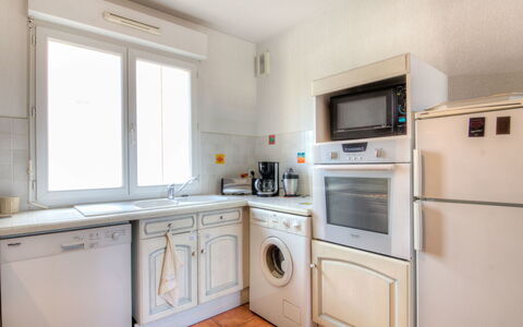 Les Terrasses du Cap: Eigendom, Kamer, Keuken, Cabinetry, Meubilair, Gebouw, Huis, Major Appliance, Interieur Ontwerp, Countertop
