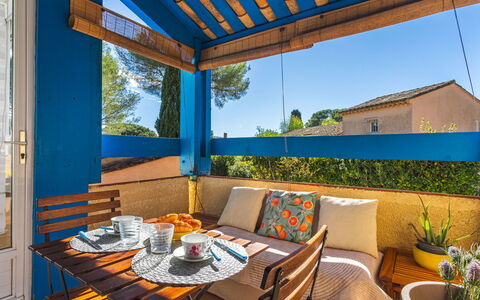 La Croix-Valmer 112: Blauw, Hout, Meubilair, Huis, Buitenmeubels, Stoel, Schaduw, Balkon, Beits, Eco Hotel