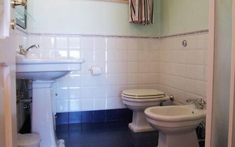 Raggio Di Sole Sull'argentario: Badkamer, Eigendom, Kamer, Toilet, Loodgieterswerkinrichting, Wc Bril, Verdieping, Tegel, Purper, Wastafel