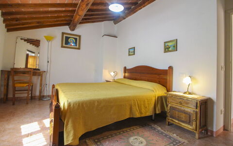 La Casa del Nonno: Meubilair, Muur, Hout, Plafond, Bed, Interieur Ontwerp, Verdieping, Flooring, Kamer, Slaapkamer