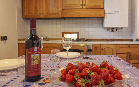 La Casa del Nonno: Tableware, Voedsel, Fles, Drinkware, Fruit, Ingrediënt, Produceren, Meubilair, Serveware