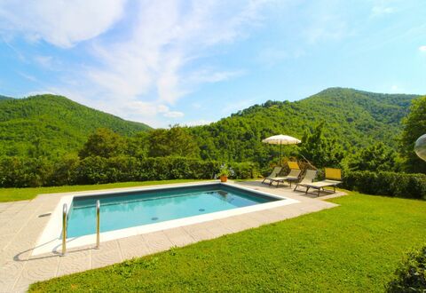 La Casa del Nonno: Water, Lucht, Wolk, Fabriek, Groen, Zwembad, Azure, Natuurlijk Landschap, Boom, Gebouw