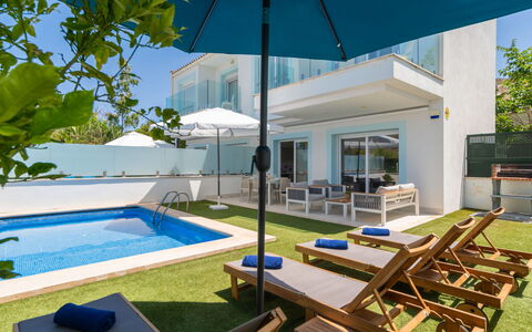 Teresa Beach 2: Blauw, Zwembad, Vrije Tijd, Toevlucht, Buitenmeubels, Appartement, Landgoed, Vakantie, Paraplu, Stoel