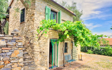 Country Home Il Passatempo: Blauw, Groen, Muur, Huis, Eigendom, Geel, Gebouw, Deur, Landelijk Gebied, Boom