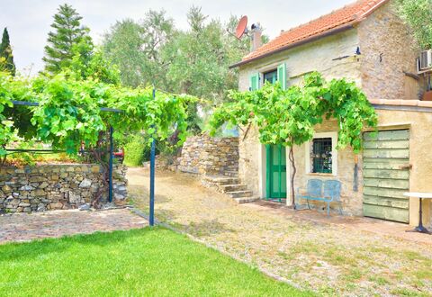 Country Home Il Passatempo: Eigendom, Groen, Huis, Muur, Gebouw, Onroerend Goed, Huis, Boom, Werf, Gras