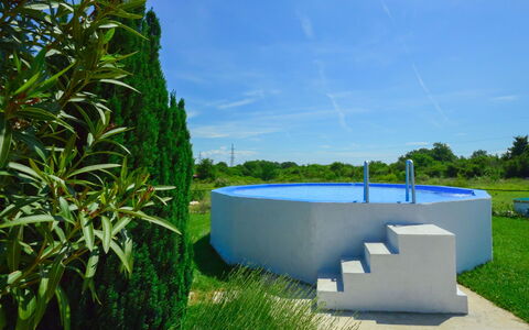 Martina: Eigendom, Gras, Architectuur, Huis, Boom, Onroerend Goed, Ontwerp, Fabriek, Zwembad, Land Lot