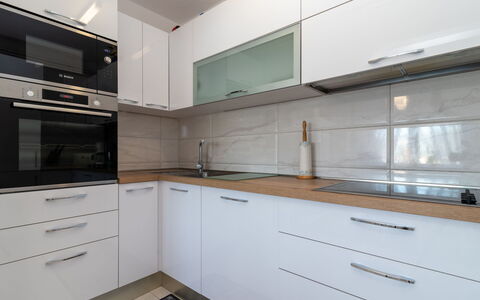 Melita Lara: Cabinetry, Countertop, Gebouw, Keuken, Fornuis, Lade, Toestel Van De Keuken, Hout, Flooring, Beits
