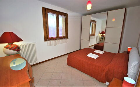 Villa Leo: Kamer, Slaapkamer, Bed, Meubilair, Eigendom, Gebouw, Interieur Ontwerp, Laken, Verdieping, Bed Frame
