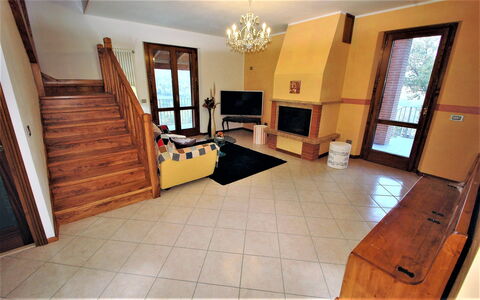Villa Leo: Kamer, Verdieping, Eigendom, Hardwood, Houten Vloer, Gebouw, Flooring, Meubilair, Interieur Ontwerp, Hout
