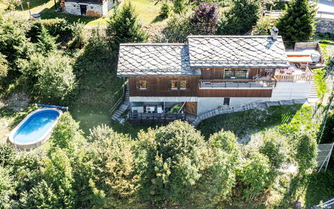 Chalet Mayens: Fabriek, Plantengemeenschap, Gebouw, Venster, Land Lot, Vegetation, Boom, Stedelijk Ontwerp, Huis, Natuurlijk Landschap