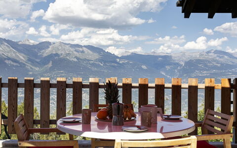Chalet Mayens: Lucht, Wolk, Tafel, Meubilair, Eigendom, Berg, Stoel, Licht, Natuur, Hout