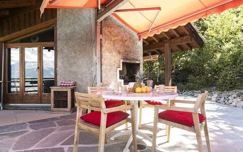 Chalet Mayens: Eigendom, Meubilair, Tafel, Fabriek, Buitenmeubels, Interieur Ontwerp, Hout, Schaduw, Buitentafel, Gebouw