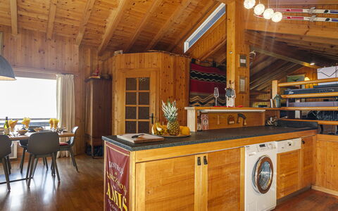 Chalet Mayens: Meubilair, Cabinetry, Hout, Interieur Ontwerp, Countertop, Keuken, Verdieping, Beits, Flooring, Hardwood
