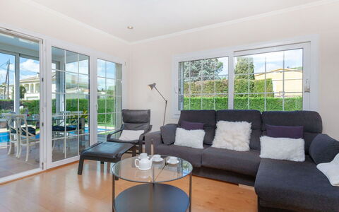 Amsterdam: Eigendom, Kamer, Woonkamer, Meubilair, Onroerend Goed, Gebouw, Interieur Ontwerp, Koffietafel, Huis, Tafel