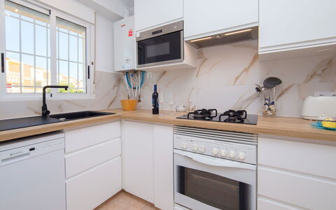 Garduix: Countertop, Cabinetry, Eigendom, Wastafel, Venster, Gootsteen, Kraan, Fornuis, Keuken, Hout