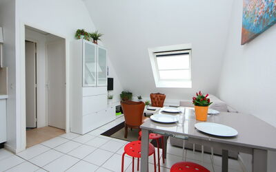 Cabourg 274: Tafel, Meubilair, Eigendom, Fotolijst, Fabriek, Kamerplant, Hout, Interieur Ontwerp, Stoel, Flooring