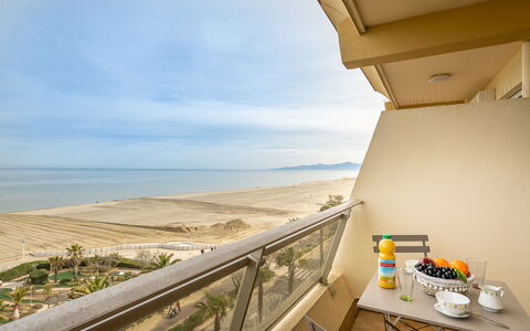 Milos: Wolk, Lucht, Eigendom, Water, Gebouw, Tableware, Hout, Tafel, Huis, Kust En Oceanic Landvormen