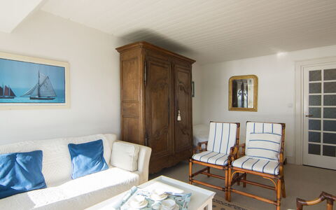 Le Beauvoir Rose: Fotolijst, Meubilair, Bankstel, Tafel, Comfort, Gebouw, Hout, Verdieping, Interieur Ontwerp, Flooring