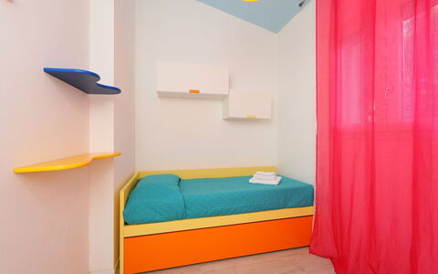 San Pietro Blue: Oranje, Meubilair, Kamer, Bed, Interieur Ontwerp, Geel, Eigendom, Muur, Slaapkamer, Turkoois