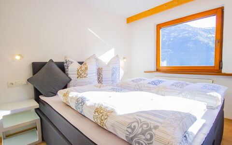 Wenns 190: Slaapkamer, Bed, Kamer, Meubilair, Eigendom, Bed Frame, Bedding, Laken, Matras, Interieur Ontwerp