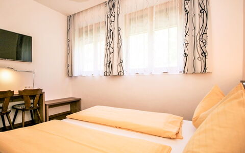 Irdning - Donnersbachtal 10: Slaapkamer, Kamer, Meubilair, Bed, Interieur Ontwerp, Eigendom, Bed Frame, Muur, Laken, Matras