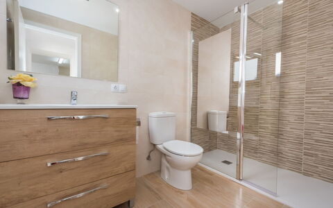 Sa Lluna: Badkamer, Kamer, Eigendom, Tegel, Verdieping, Interieur Ontwerp, Purper, Onroerend Goed, Architectuur, Muur
