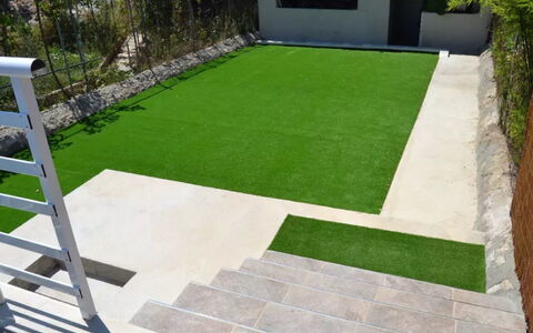 Sa Lluna: Gras, Gazon, Eigendom, Kunstgras, Binnenplaats, Backyard, Flooring, Landscaping, Werf, Verdieping