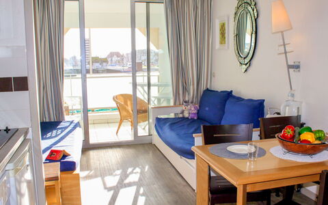 Le Beach: Tafel, Meubilair, Eigendom, Bankstel, Azure, Comfort, Textiel, Interieur Ontwerp, Verdieping, Lamp