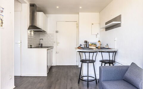 Les Raisins D'Or: Flooring, Interieur Ontwerp, Appartement, Meubilair, Verdieping, Plafond, Keuken, Kamer, Countertop, Stoel
