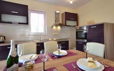 Dević: Tafel, Tableware, Cabinetry, Eigendom, Meubilair, Dishware, Countertop, Keuken, Fles, Toestel Van De Keuken