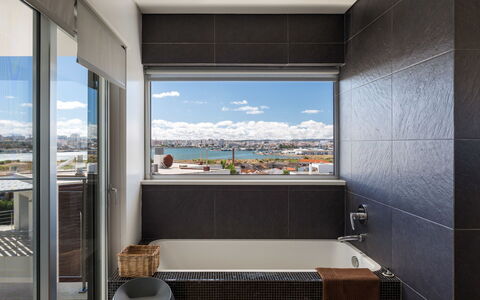 Villa Vogue: Kamer, Eigendom, Badkamer, Interieur Ontwerp, Gebouw, Architectuur, Tegel, Huis, Plafond, Verdieping