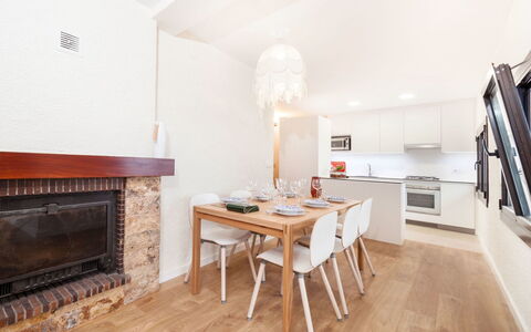 Paris: Eigendom, Kamer, Meubilair, Verdieping, Gebouw, Interieur Ontwerp, Onroerend Goed, Houten Vloer, Tafel, Eetkamer