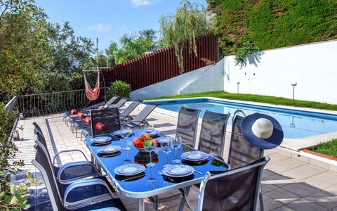 Paris: Fabriek, Tafel, Tableware, Lucht, Blauw, Buitenmeubels, Stoel, Buitentafel, Gebouw, Boom