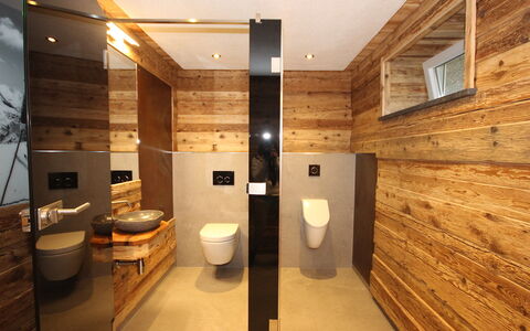 Aschau im Zillertal 490: Eigendom, Venster, Interieur Ontwerp, Architectuur, Hout, Verdieping, Wastafel, Loodgieterswerkinrichting, Flooring, Badkamer