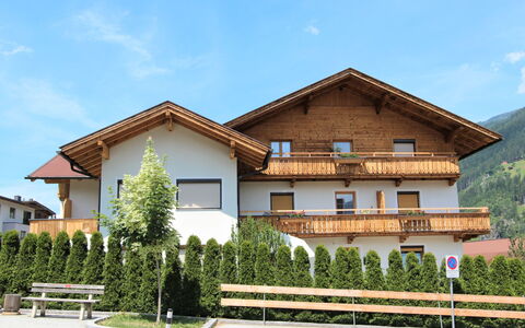 Aschau im Zillertal 490: Lucht, Fabriek, Gebouw, Eigendom, Wolk, Venster, Boom, Architectuur, Land Lot, Stedelijk Ontwerp