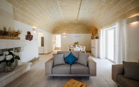 La Residenza - Corte dei Messapi: Meubilair, Bankstel, Fabriek, Eigendom, Gebouw, Comfort, Fotolijst, Woonkamer, Kamerplant, Interieur Ontwerp