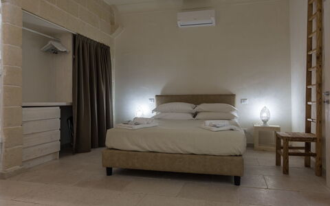 La Residenza - Corte dei Messapi: Slaapkamer, Bed, Meubilair, Kamer, Eigendom, Laken, Bed Frame, Matras, Verdieping, Bedding